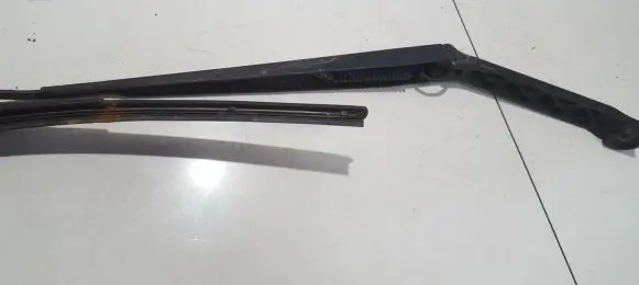 Nissan X-Trail T30 Front wiper blade arm