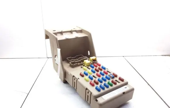 Subaru Forester SH Fuse module 82201FG010 LB101101B
