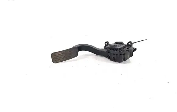 Accelerator throttle pedal
