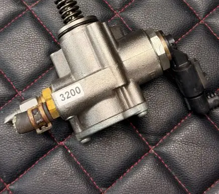 Audi A3 S3 8P Fuel injection high pressure pump 03C127025R 227025R