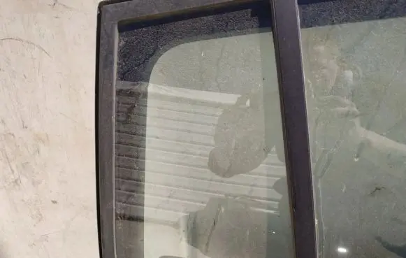 Renault Megane II Rear vent window glass 