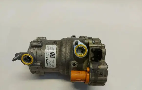 Volvo XC40 Air conditioning (A/C) compressor (pump) 32275730