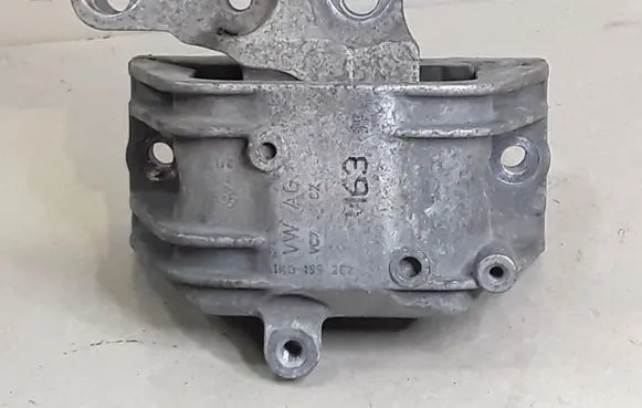 Volkswagen PASSAT B6 Engine mount bracket 1K0199262