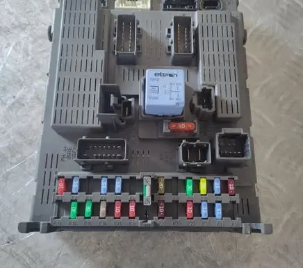Peugeot 807 Fuse module 1400310580