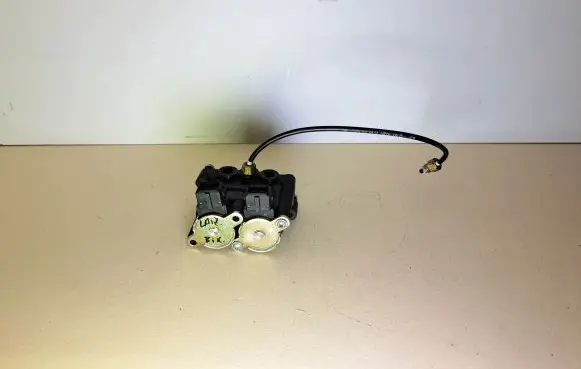 BMW 5 E39 Air suspension valve block 472251561