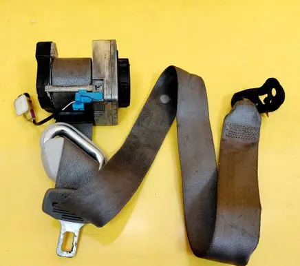 Volkswagen Golf IV Front seatbelt 1J4857705