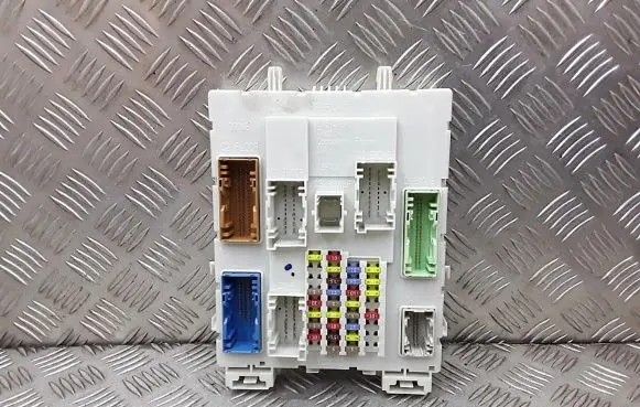 Ford Focus Fuse module bv6n14a073