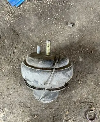 Volvo XC70 Engine mount bracket