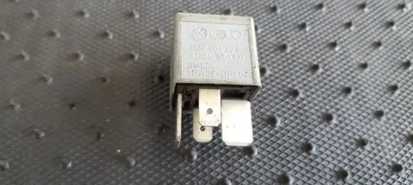 Volkswagen PASSAT B5 Other relay 8D0951253 V23134-J52-X300