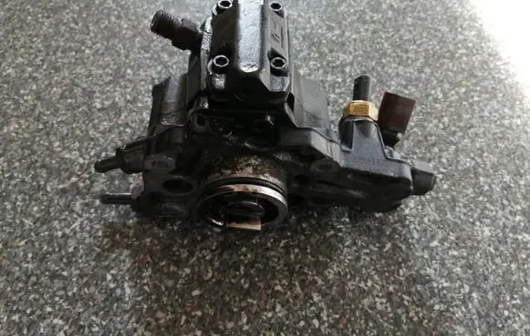 Mercedes-Benz C W204 Fuel injection high pressure pump A6460700201 9421A000A