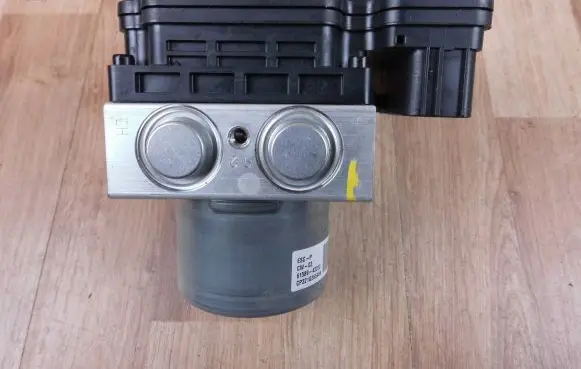 KIA Ceed ABS Pump 58910J7CC0 58900J7CC0 6158943200