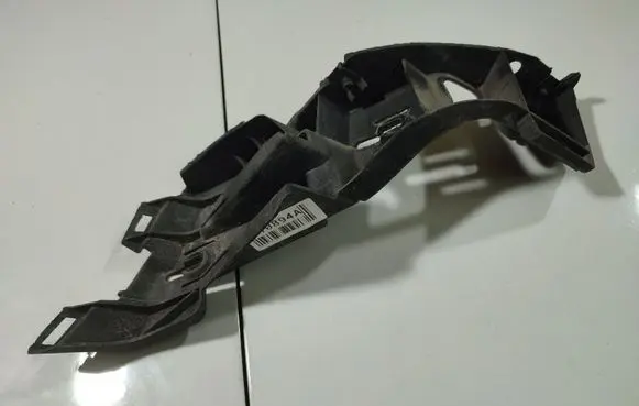 Volkswagen Golf V Front bumper mounting bracket
