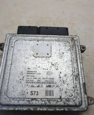 KIA Carens II Engine control unit/module 3911225052 UND9K0COJA 5WY1G43A