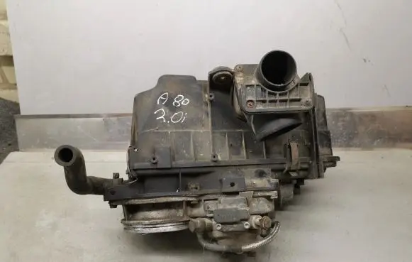Audi 80 90 B3 Fuel distributor 0438121070 026133353D 0438101035