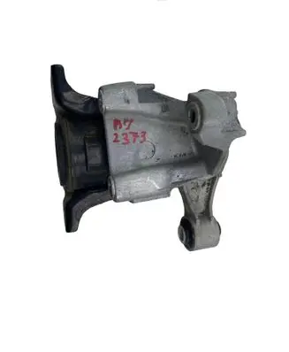 Nissan Pulsar Engine mounting bracket