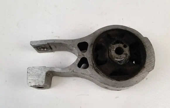 Peugeot 508 Engine mount bracket