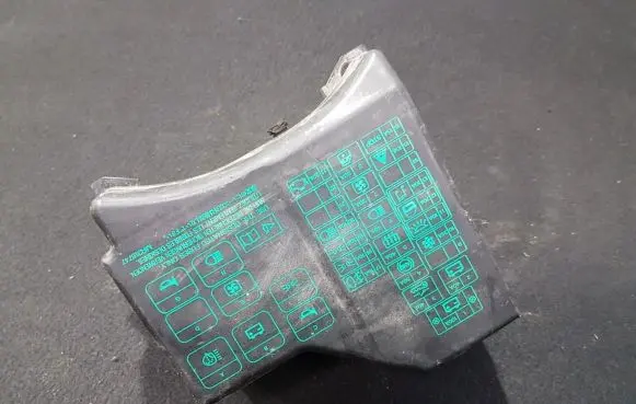 Mitsubishi Carisma Fuse box set