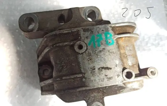 Volkswagen PASSAT B6 Engine mount bracket 1K0199262P