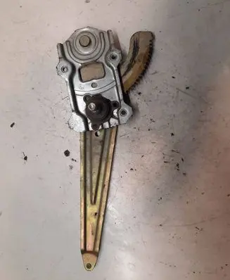 Rear door manual window regulator