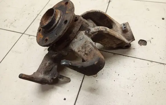 Skoda Octavia Mk2 (1Z) Front wheel hub spindle knuckle