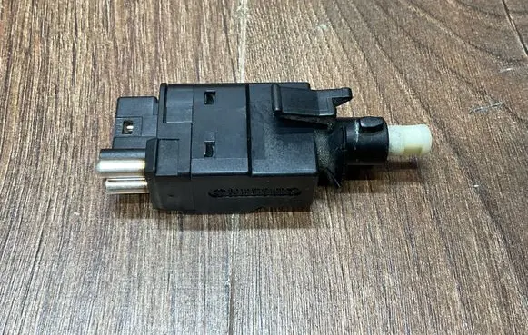Mercedes-Benz SL R129 Brake pedal sensor switch 0015450109 A0015450109