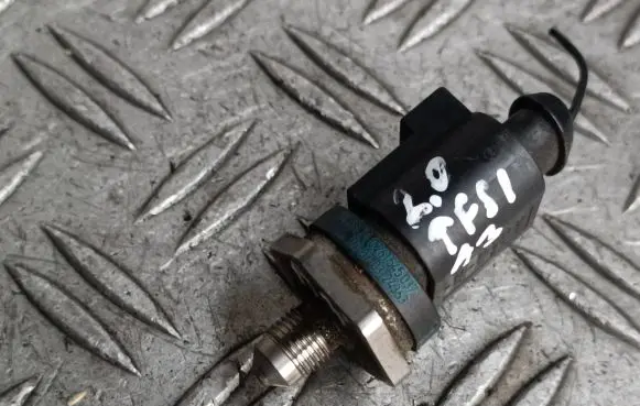 Audi A3 S3 8P Fuel pressure sensor 06H906051A 0261545037