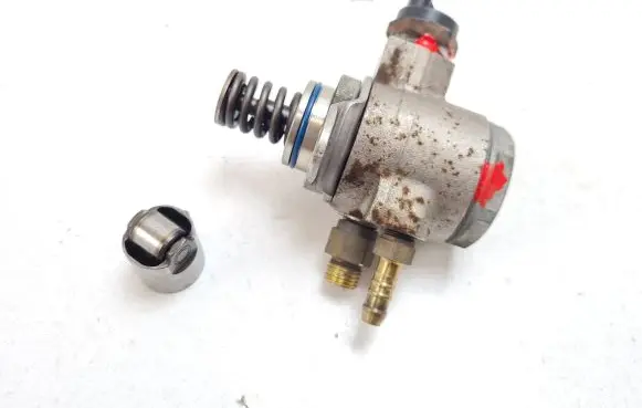 Seat Ibiza IV (6J,6P) Fuel injection high pressure pump 03C127026E