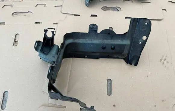 Audi Q7 4M Fender mounting bracket 4M0821131C