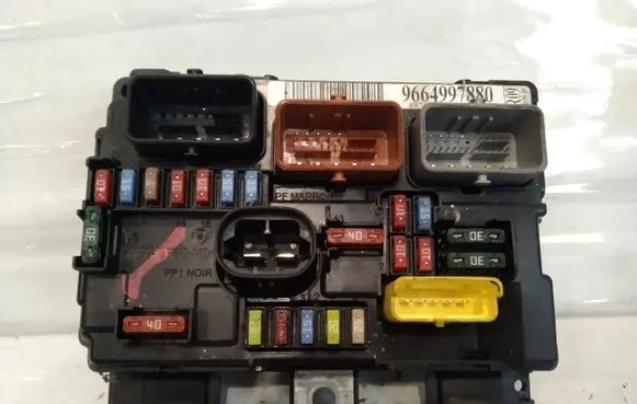 Peugeot 207 Fuse module 9664997880