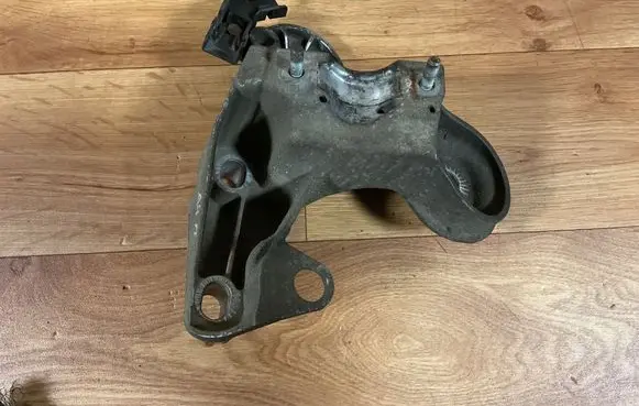 Audi A4 S4 B7 8E 8H Engine mounting bracket 8E0199352