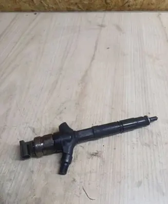 Toyota Corolla Verso E121 Fuel injector 236700G010