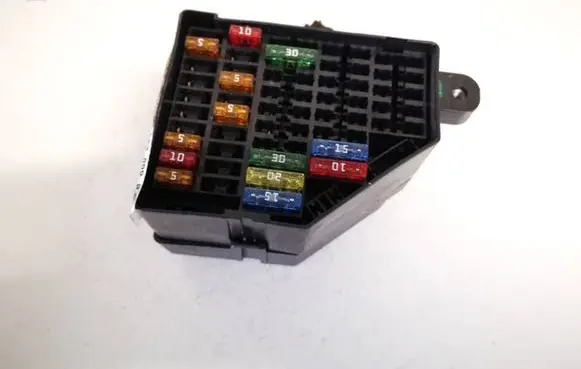Volkswagen PASSAT B6 Fuse box set 3c0880204d
