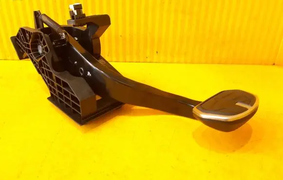 BMW 2 F44 Brake pedal 6888753
