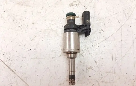 Volkswagen Golf VII Fuel injector 04E906036AE 0261500475