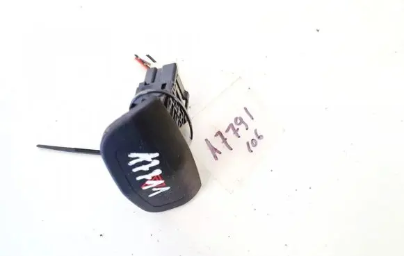 Nissan Primera Hazard light switch 06016