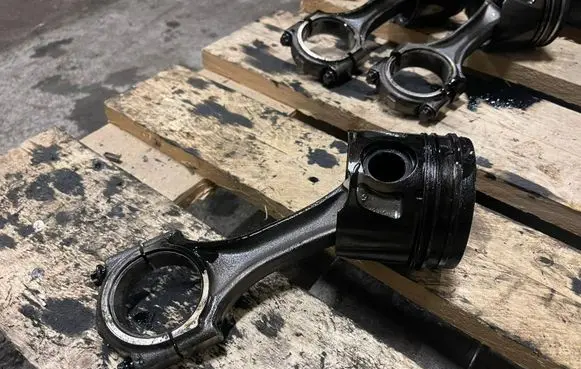 Land Rover Freelander 2 - LR2 Piston with connecting rod