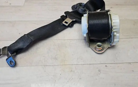 BMW 1 E81 E87 Front seatbelt 33048192