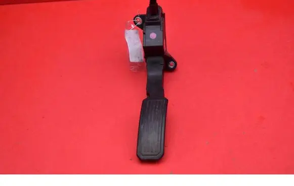 Accelerator throttle pedal