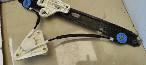 Rear door manual window regulator