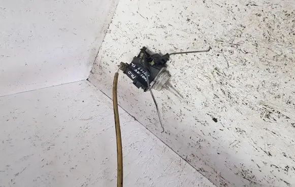 Audi A4 S4 B5 8D Front door lock 8D1837016