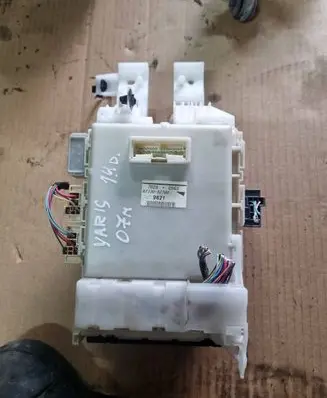 Toyota Yaris Fuse module 8273052700 7B280943