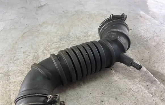 Mitsubishi Pajero Sport I Air intake hose/pipe