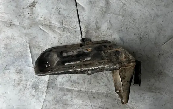 Toyota RAV 4 (XA20) Battery tray
