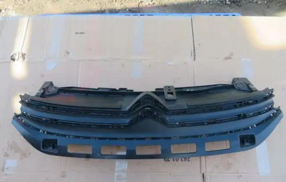 Front bumper upper radiator grill