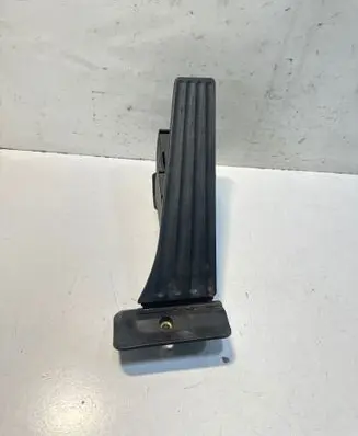 Accelerator throttle pedal