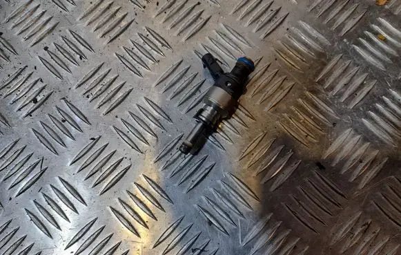 Audi A4 S4 B8 8K Fuel injector 06E036K