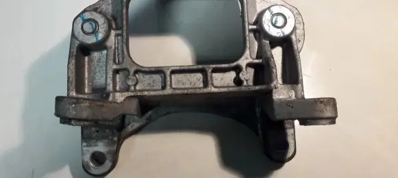Nissan Note (E12) Engine mounting bracket