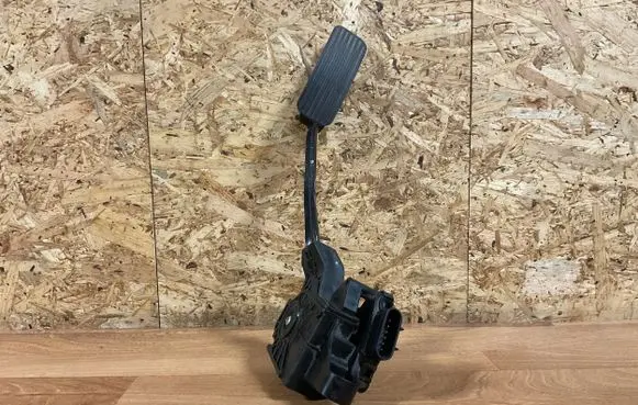 Opel Meriva B Accelerator throttle pedal 13252887 E205120137 102DE0038