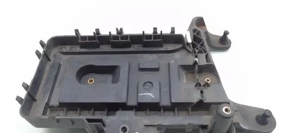 Volkswagen Jetta VI Battery box tray 1KM915333