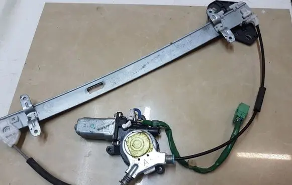 Honda CR-V Front door window regulator motor